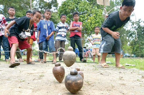 Hasil gambar untuk permainan tradisional indonesia