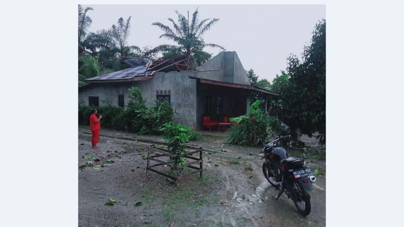 Diterjang Angin Kencang, Atap Puluhan Rumah Warga di Langkat Porak-Poranda | Berita Medan Hari Ini