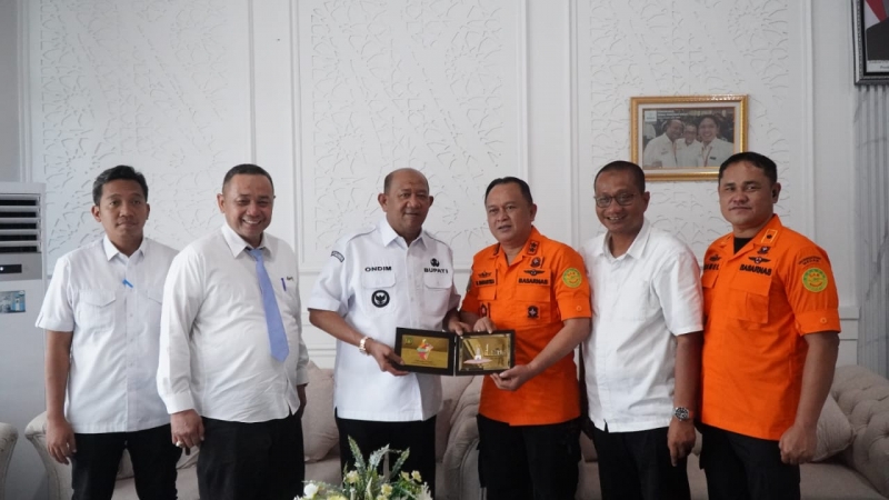 Bupati Syah Afandin Terima Penghargaan Basarnas atas Penanganan Banjir Besar di Langkat