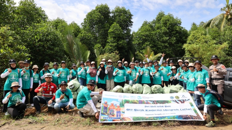PTAR Kumpulkan 150 Kg Sampah dalam Aksi Bersih Mangrove di Tapteng