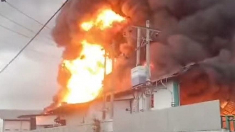 Pabrik Sepatu Yumeida Sunggal Terbakar, 80% Bangunan Ludes