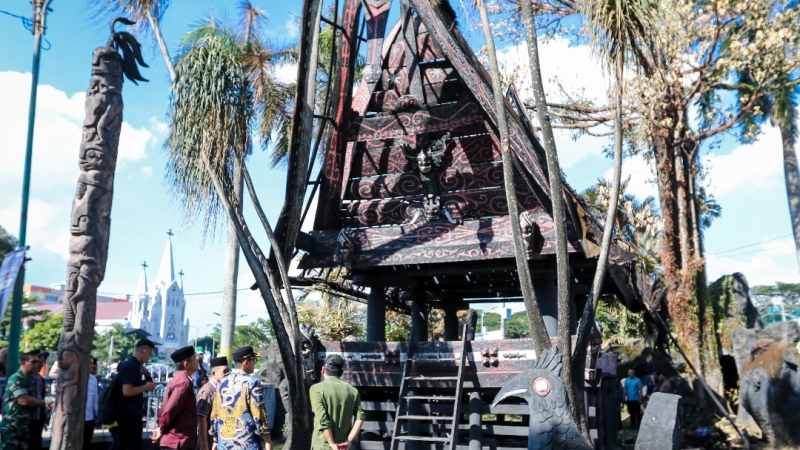 Wali Kota Rico Waas Pastikan Pemko Medan Perbaiki Rumah Adat Batak yang Terbakar
