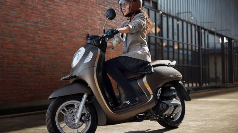 Pengendara Perempuan Wajib Tahu, Amankah Menggunakan High Heels Saat Naik Motor?