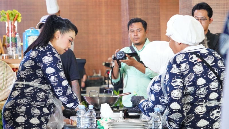 Airin Rico Waas Angkat Pamor Kuliner Daun Ubi Tumbuk ke Panggung Nusantara