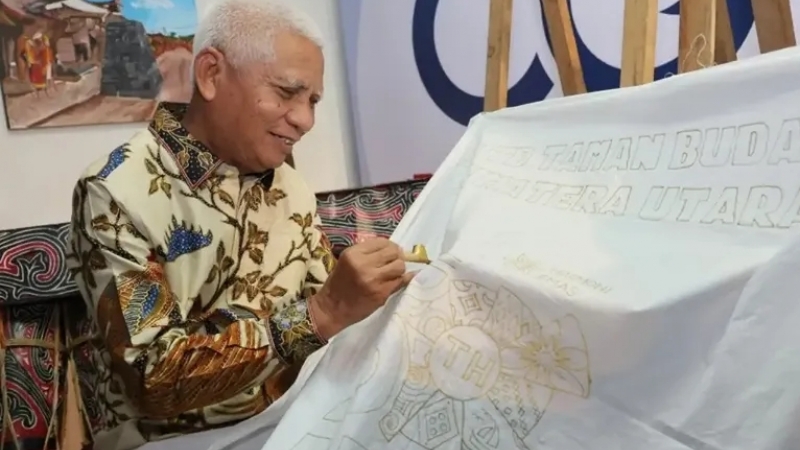 Dukung Pelaku Ekonomi Kreatif, Wagub Sumut Surya Membatik Motif PRSU 2026