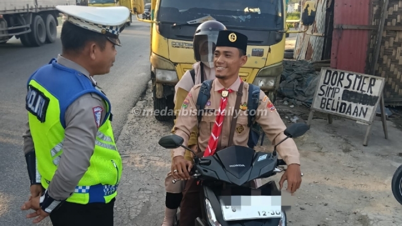 Satlantas Polres Sergai Tegur Pengendara Tak Berhelm Saat Strong Point Pagi