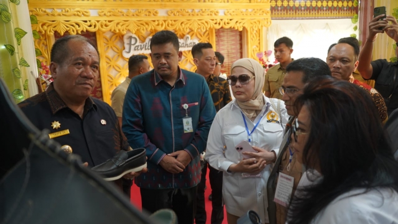 Ketua Tim Komisi VII DPR RI Borong Sepatu Bunut Saat Kunjungi Paviliun Asahan di PRSU 2026